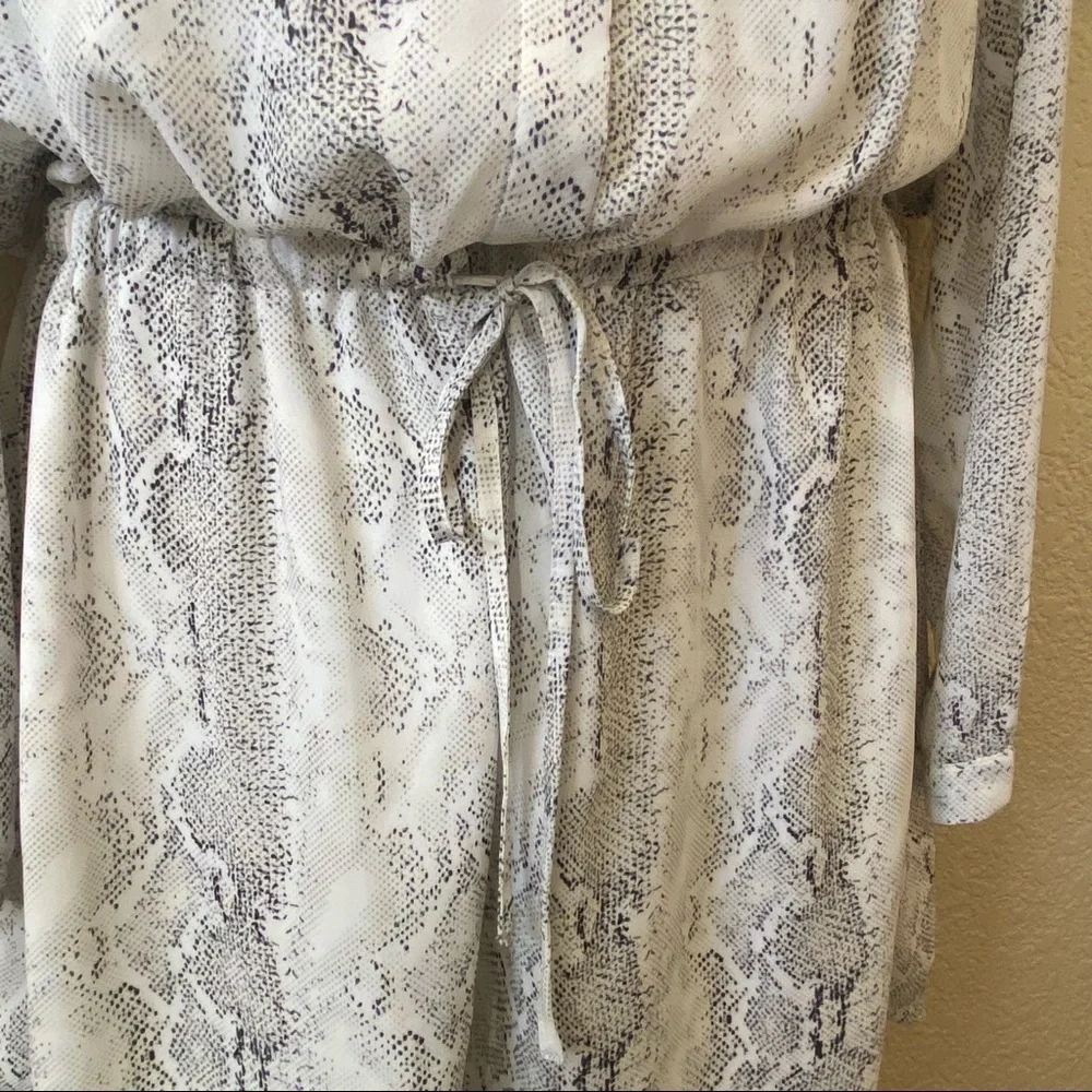 Hilary Radley long sleeve shorts romper white and grey snake skin print small - Picture 4 of 6